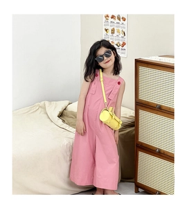 Salopette rose pour fille avec un sac bandoulière rond jaune et des lunettes