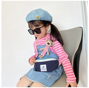 Détail du sac de poitrine bicolore pour enfant en bleu et rose avec sangle réglable
