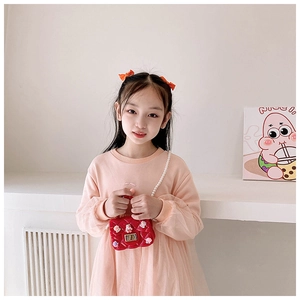 Dettaglio di un abito tutu rosa per bambine con gonna in tulle e mini borsa rossa trapuntata