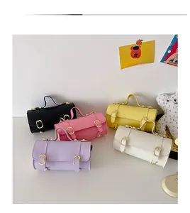 Détail de cinq mini sacs barils en cuir pour filles avec boucles métalliques dorées élégantes