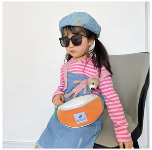 Détail du sac de poitrine coloré pour enfants avec sangle rose réglable et fermeture éclair