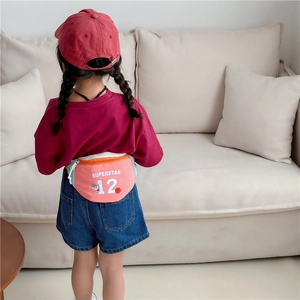 Sac de poitrine rose en toile pour enfants avec imprimé Superstar en décor intérieur