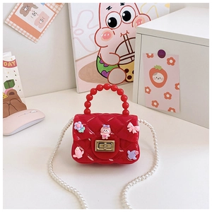 Dettaglio mini borsa rossa trapuntata con ciondoli 3D e tracolla di perline