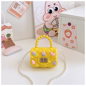 Dettaglio mini borsa gialla in silicone per bambina con perle e decorazioni 3D