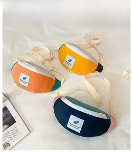 Vue détaillée des sacs bandoulière pour enfants en nylon avec bandoulière réglable bicolore