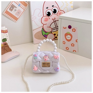 Dettaglio della mini borsa in silicone lilla con manico di perle e ciondoli 3D