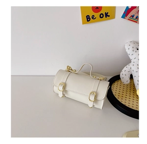 Détails du sac à main cylindrique blanc crème avec ferrures dorées et chaîne pour filles