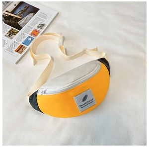 Détail du sac de poitrine enfant en tissu contrasté jaune et gris avec sangle réglable