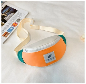 Détail du sac de poitrine coloré à contraste avec sangle réglable et étiquette déco