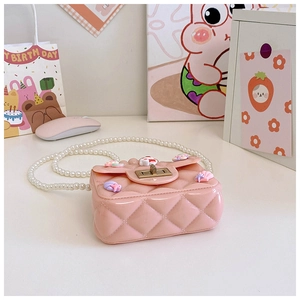 Dettaglio borsa a tracolla jelly rosa con motivo trapuntato, charms cartoon e perline
