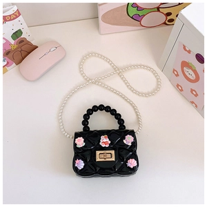 Dettaglio mini borsa jelly nera per bambini con motivo trapuntato e tracolla di perle
