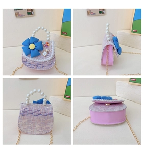 Vue détaillée du mini sac en tweed rose avec poignée en perles et breloques de fleurs