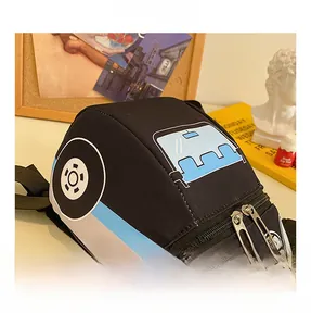 Détail du sac à dos enfant en forme de voiture avec double fermeture éclair et tissu durable