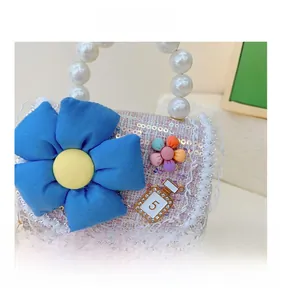 Détails du sac en tweed pour filles avec poignée en perles et décorations florales