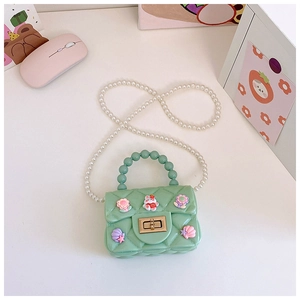 Dettaglio mini borsa jelly verde menta con trama a rombi e manico di perle