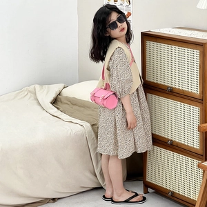 Sac à bandoulière cylindrique rose pour filles porté par une petite fille mannequin