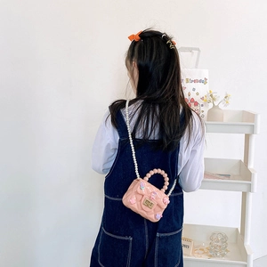 Borsa in silicone rosa per bambine con ciondoli cartoni e tracolla di perline