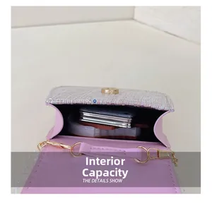 Capacité interne du mini sac bandoulière en tweed rose avec chaîne dorée et boucle magnétique
