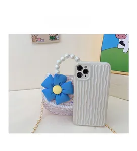 Mini sac rose en tweed avec poignée en perles comparé à un smartphone pour la taille