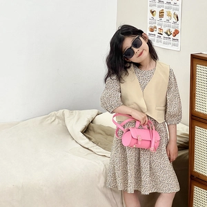 Sac à main cylindrique rose pour fille avec robe à fleurs et gilet style coréen