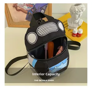 Détail de l'intérieur spacieux d'un sac à dos en toile pour enfants en forme de voiture