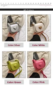 Grille détaillée montrant des mini sacs bandoulière en forme de cœur en quatre coloris