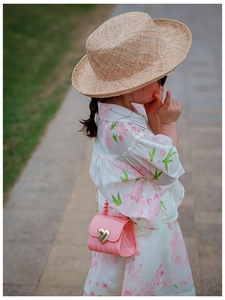Nahaufnahme der rosa Mini-Geleetasche in Herzform mit goldenem Schloss und Outfit