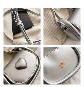 Détails du sac bandoulière coeur argenté montrant la boucle magnétique et les coutures