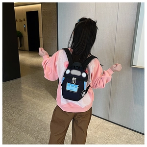 Vue de dos d'un enfant portant le sac à dos pour bambins en forme de voiture