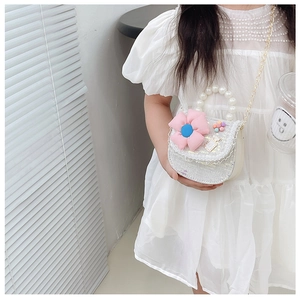 Sac à bandoulière en tweed pour enfant avec poignée en perles et fleur rose sur modèle