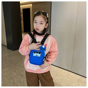 Vue latérale d'un mignon sac à dos pour enfant en forme de voiture bleue porté par un enfant