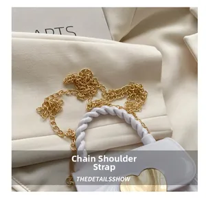 Detailansicht der Mini-Herz-Gelee-Tasche mit Goldkette und geflochtenem Griff