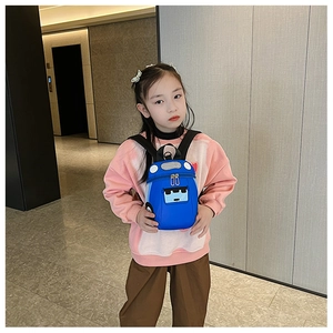 Détail du sac à dos voiture bleue pour enfant avec éléments 3D et fermetures éclair