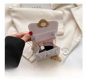 Innenansicht der weißen gesteppten Mini-Herz-Tasche mit Platz für Lippenstift und Puder