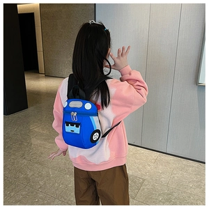 Détail d'un sac à dos enfant bleu en forme de voiture avec bretelles ajustables