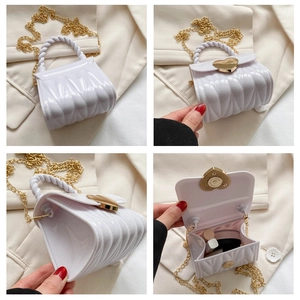 Detailansicht der weißen Mini-Gelee-Tasche mit Herz-Schnalle und Innenraum-Kapazität