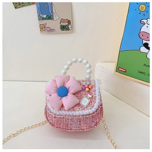 Détail du mini sac en tweed rouge pour filles avec poignée en perles et fleur
