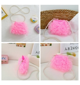 Detailansicht der rosa Netzhandtasche mit weißem Perlen-Schultergurt für Mädchen
