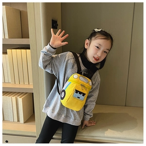 Bébé portant un sac bandoulière en toile jaune en forme de bus scolaire mignon