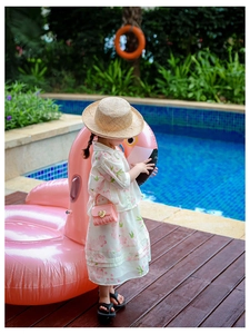 Mädchen Sommer Floral Outfit kombiniert mit Mini Herz Tasche am sonnigen Außenpool
