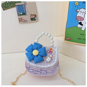 Détail du mini sac en tweed rose et violet avec fleur bleue et chaîne dorée