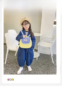 Dettaglio dello zaino per bambini in tela leggera con patta a quadretti blu su giallo