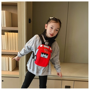 Détail du sac à dos voiture rouge pour enfant avec bretelles ajustables en décor intérieur