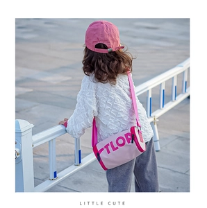 Sac bandoulière cylindrique pour enfants avec casquette assortie et imprimé à lettres
