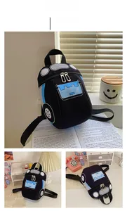 Vue détaillée d'un sac à dos pour enfants en toile noire en forme de voiture