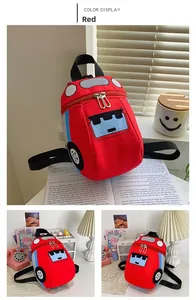 Détail du sac à dos enfant rouge en forme de voiture avec bretelles réglables