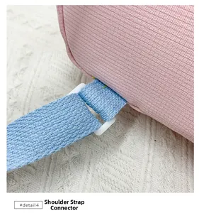 Dettaglio degli spallacci blu e fibbie sullo zaino per bambini in tela rosa chiaro