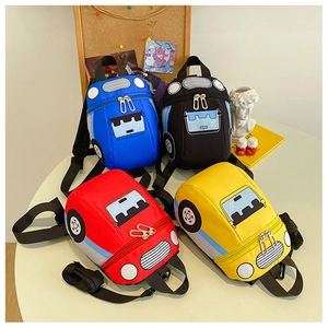 Vue détaillée des sacs à dos en toile en forme de voiture pour enfants en quatre couleurs