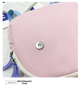 Dettaglio zaino bimbi in velluto rosa con fibbia magnetica argentata e bordo a quadri