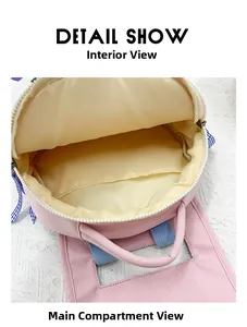 Dettaglio interno dello zaino in tela rosa con fodera beige e tasca interna
